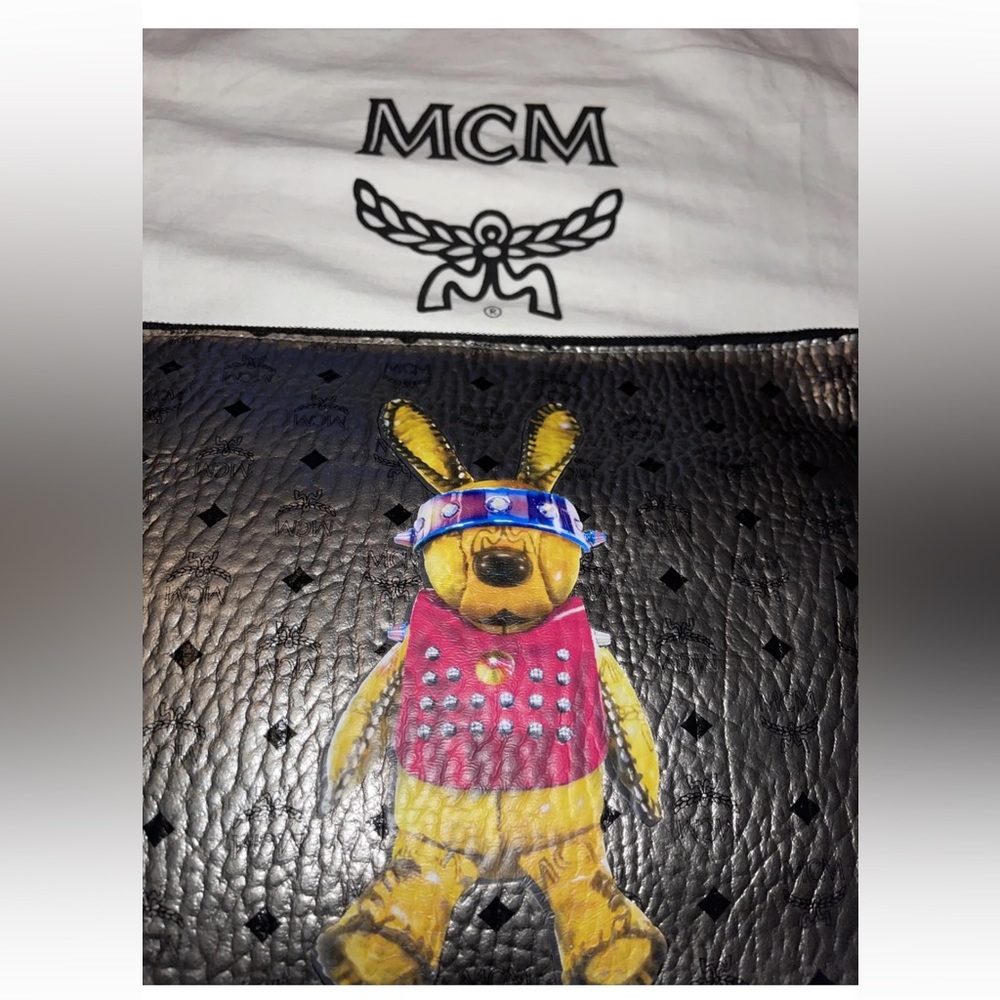 Preloved MCM clutch  excellent condition.. comes with dust bag